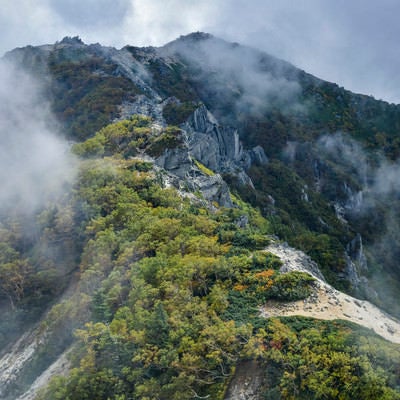 雲に包まれる鳳凰山稜線（鳳凰三山）の写真