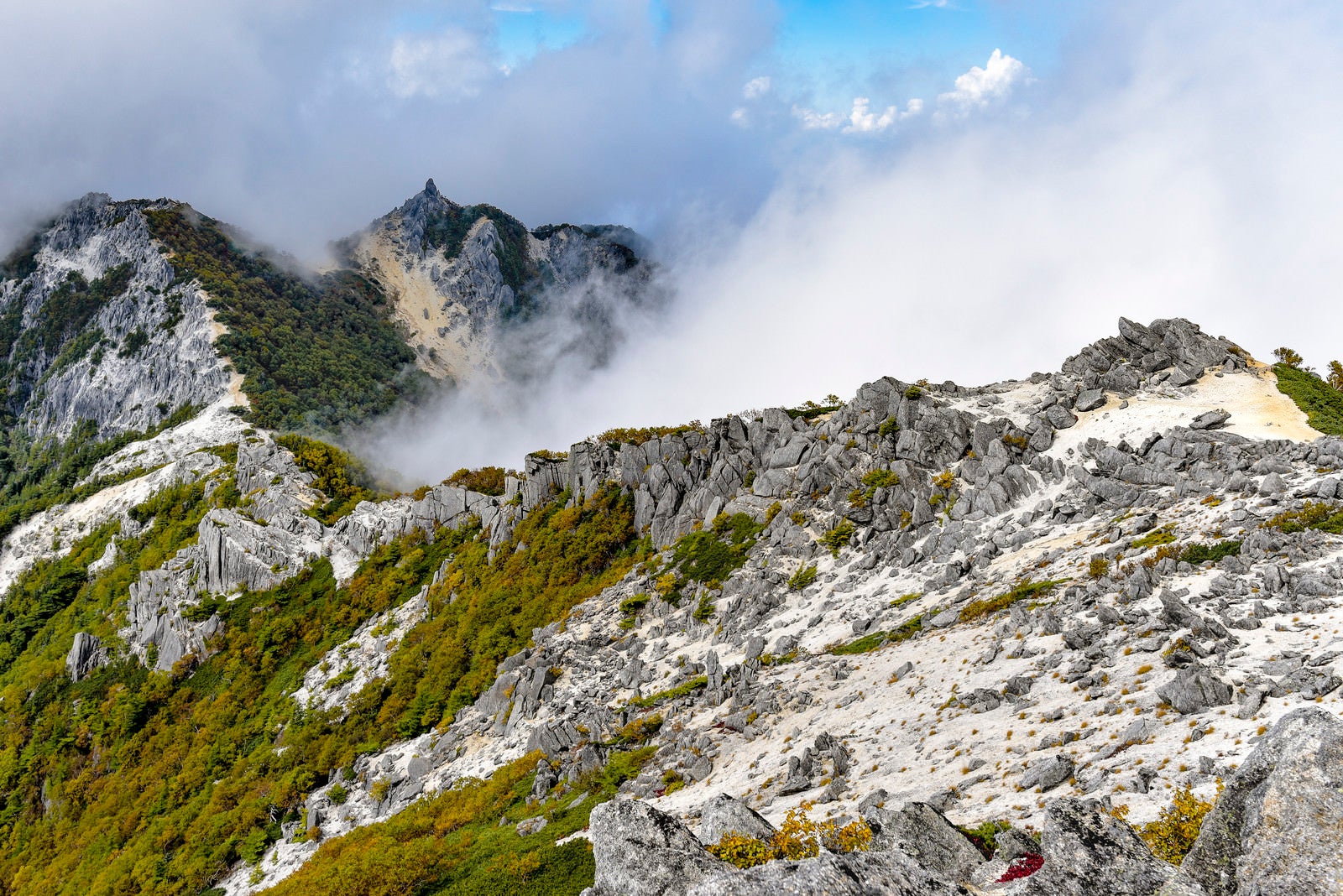 「鳳凰山オベリスクと稜線の景色（鳳凰三山）」の写真