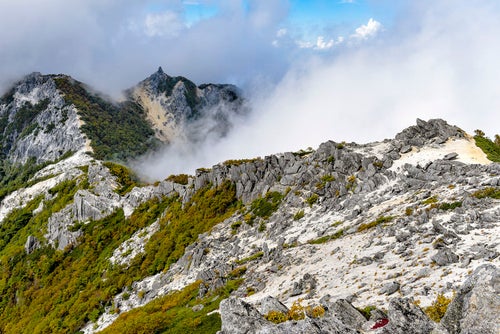 鳳凰山オベリスクと稜線の景色（鳳凰三山）の写真