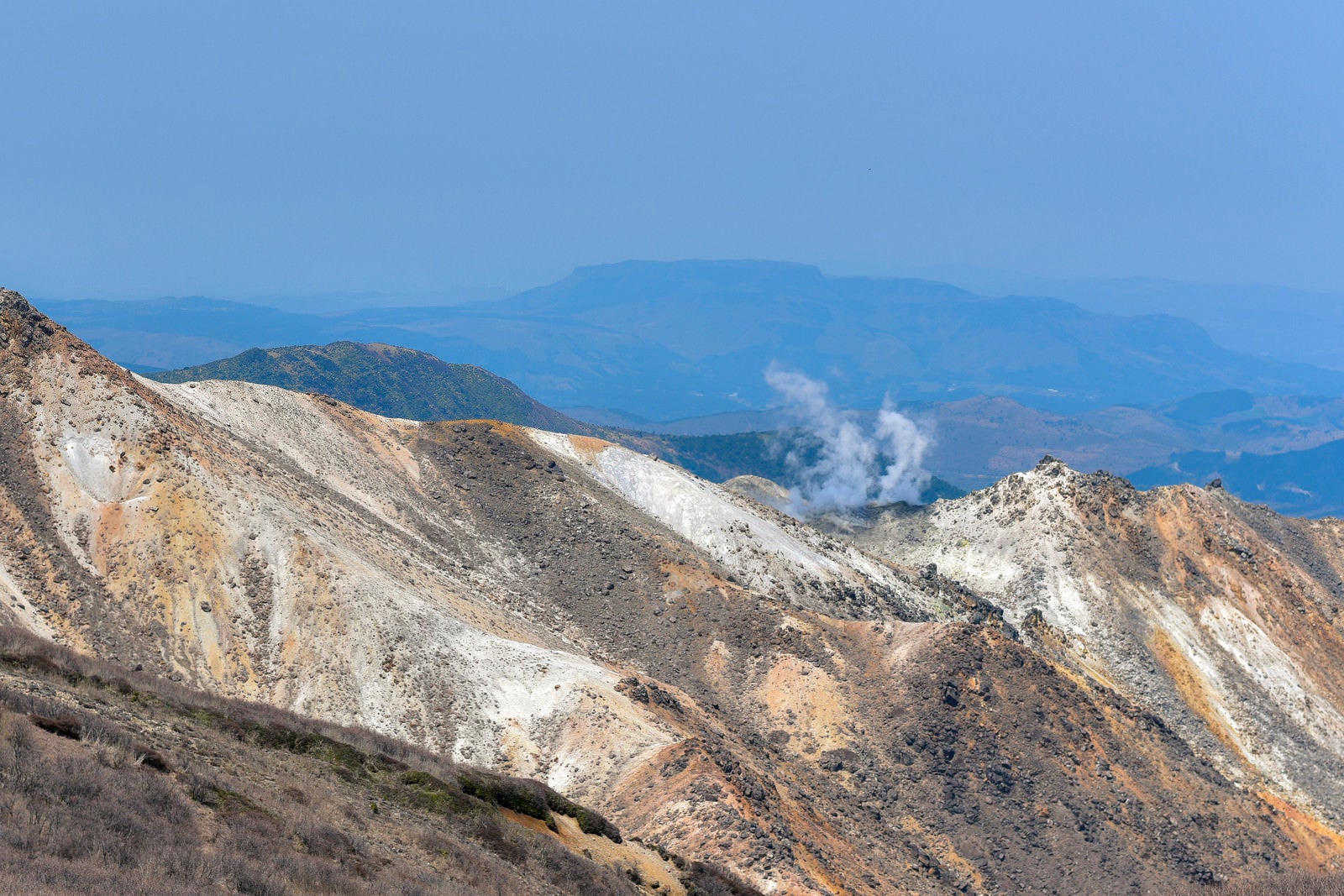 「煙を上げる久住山の稜線（大分県）」の写真
