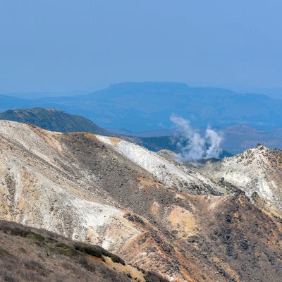 煙を上げる久住山の稜線（大分県）の写真