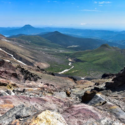 阿寒富士山頂から見る雄阿寒岳方面（雌阿寒岳）の写真