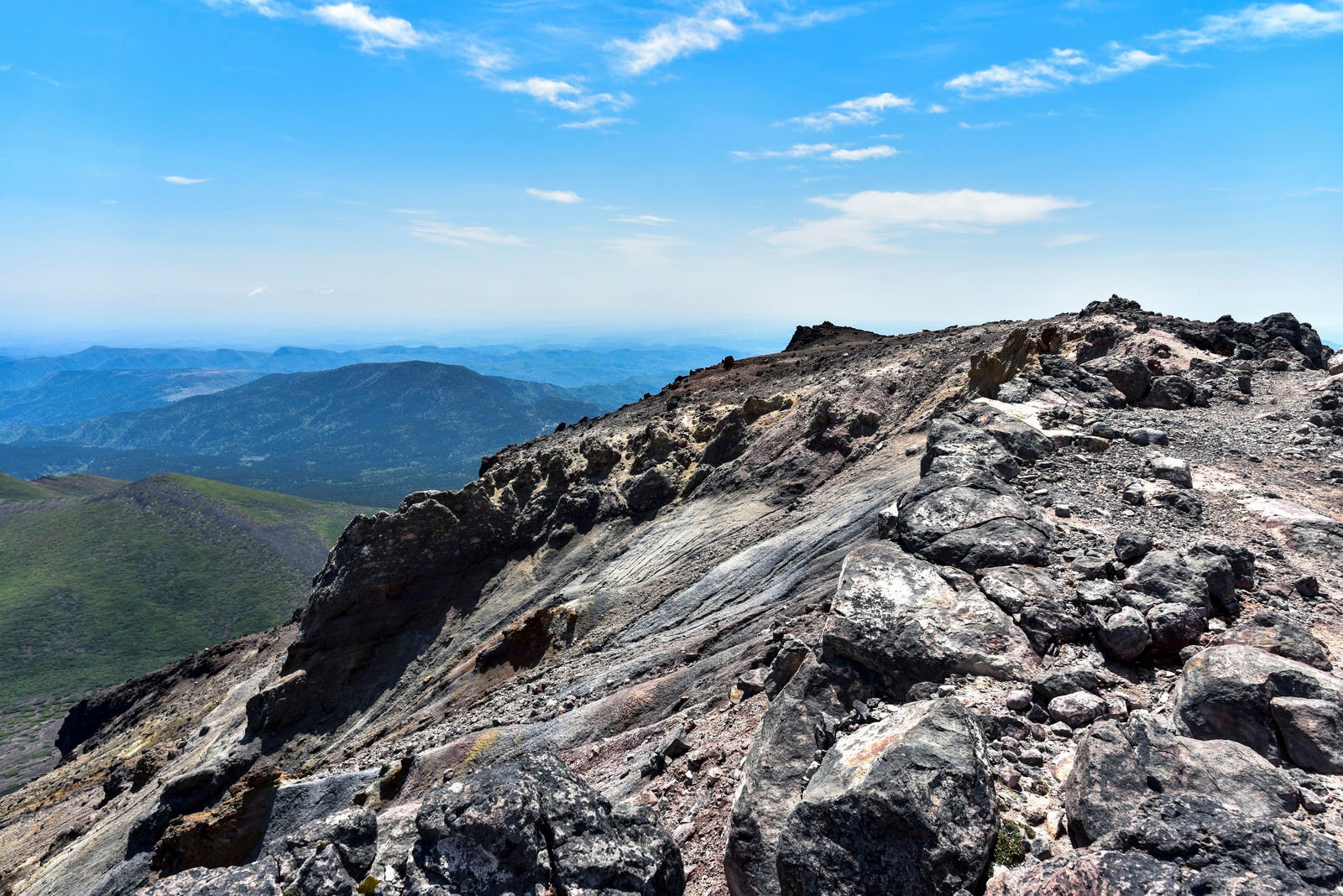 「阿寒富士山頂の溶岩が固まった景色（雌阿寒岳）」の写真