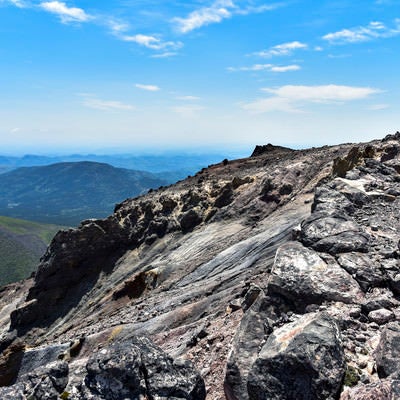 阿寒富士山頂の溶岩が固まった景色（雌阿寒岳）の写真