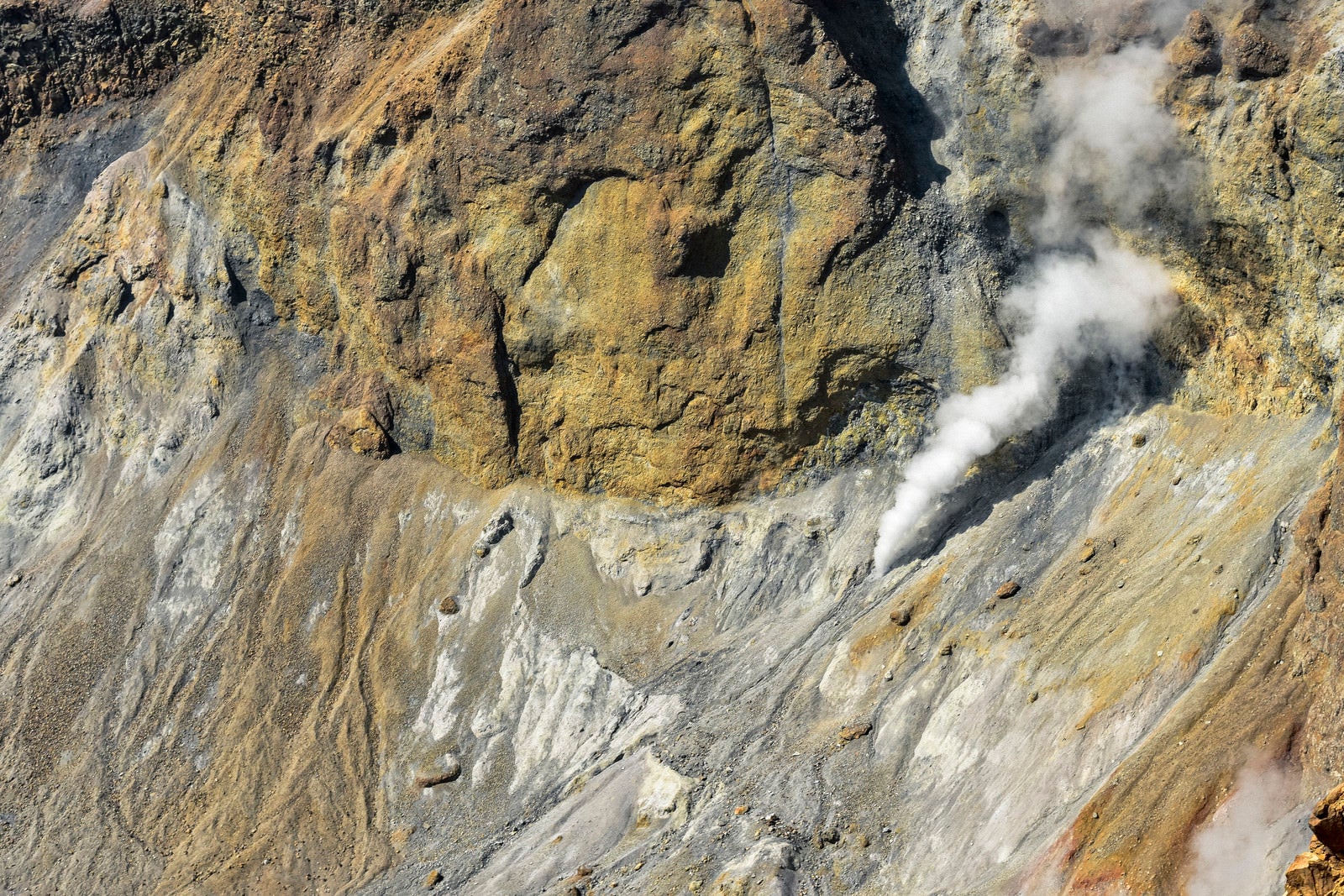 「雌阿寒岳の加工壁から吹き上がる噴気」の写真