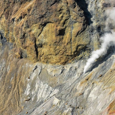 雌阿寒岳の加工壁から吹き上がる噴気の写真