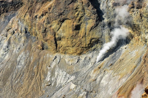 雌阿寒岳の加工壁から吹き上がる噴気の写真