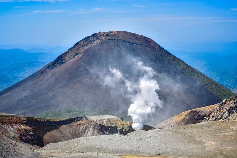 火山の斜面と雲の空（岩手山）の無料の写真素材 - ID.73946