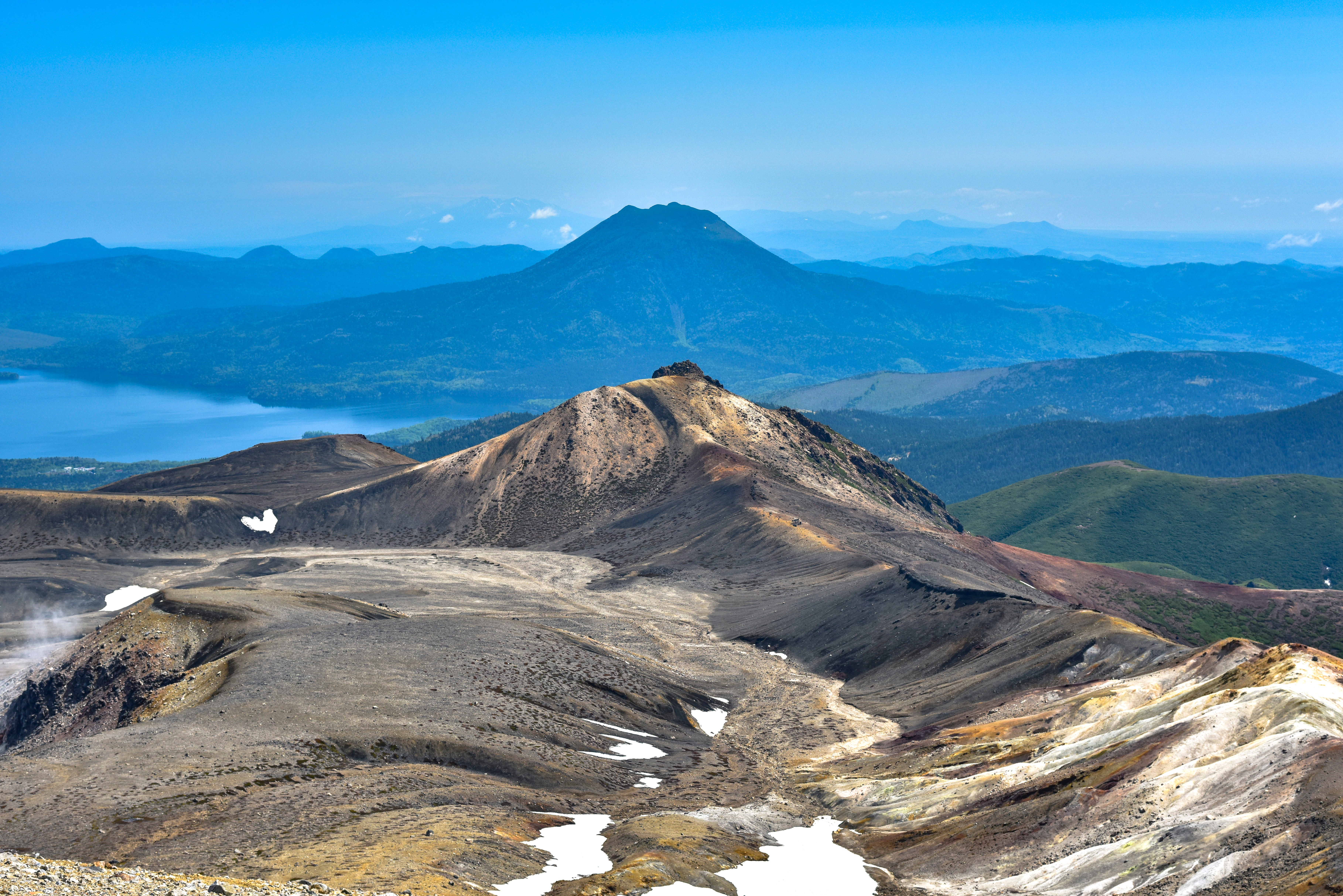 雌阿寒岳山頂から見る雄阿寒岳と阿寒湖方面の無料写真素材 - ID.40741｜ぱくたそ