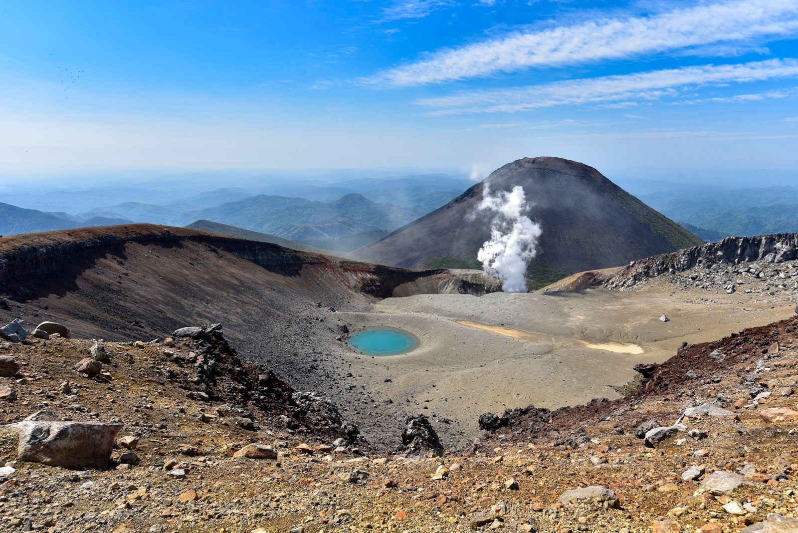 「雌阿寒岳山頂から見る青池と阿寒富士」の写真