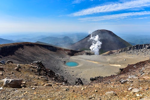 雌阿寒岳山頂から見る青池と阿寒富士の写真