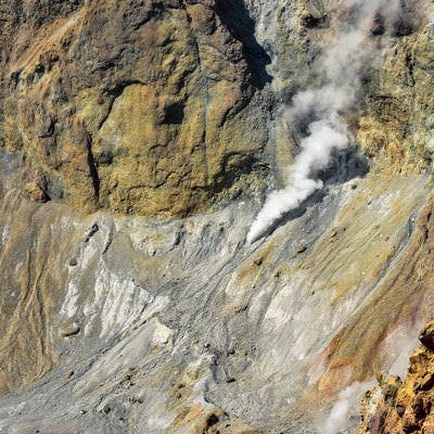 雌阿寒岳火口の噴気孔の写真