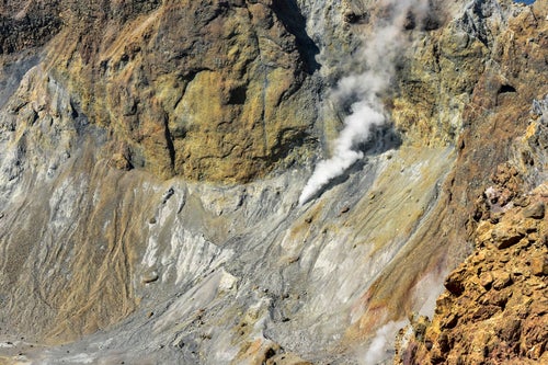 雌阿寒岳火口の噴気孔の写真