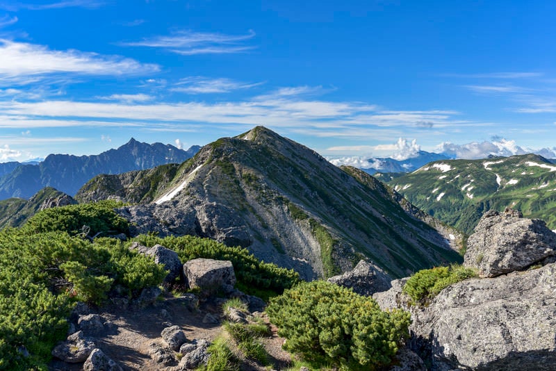 ワリモ岳から見る鷲羽岳山頂と槍ヶ岳（水晶岳）の写真