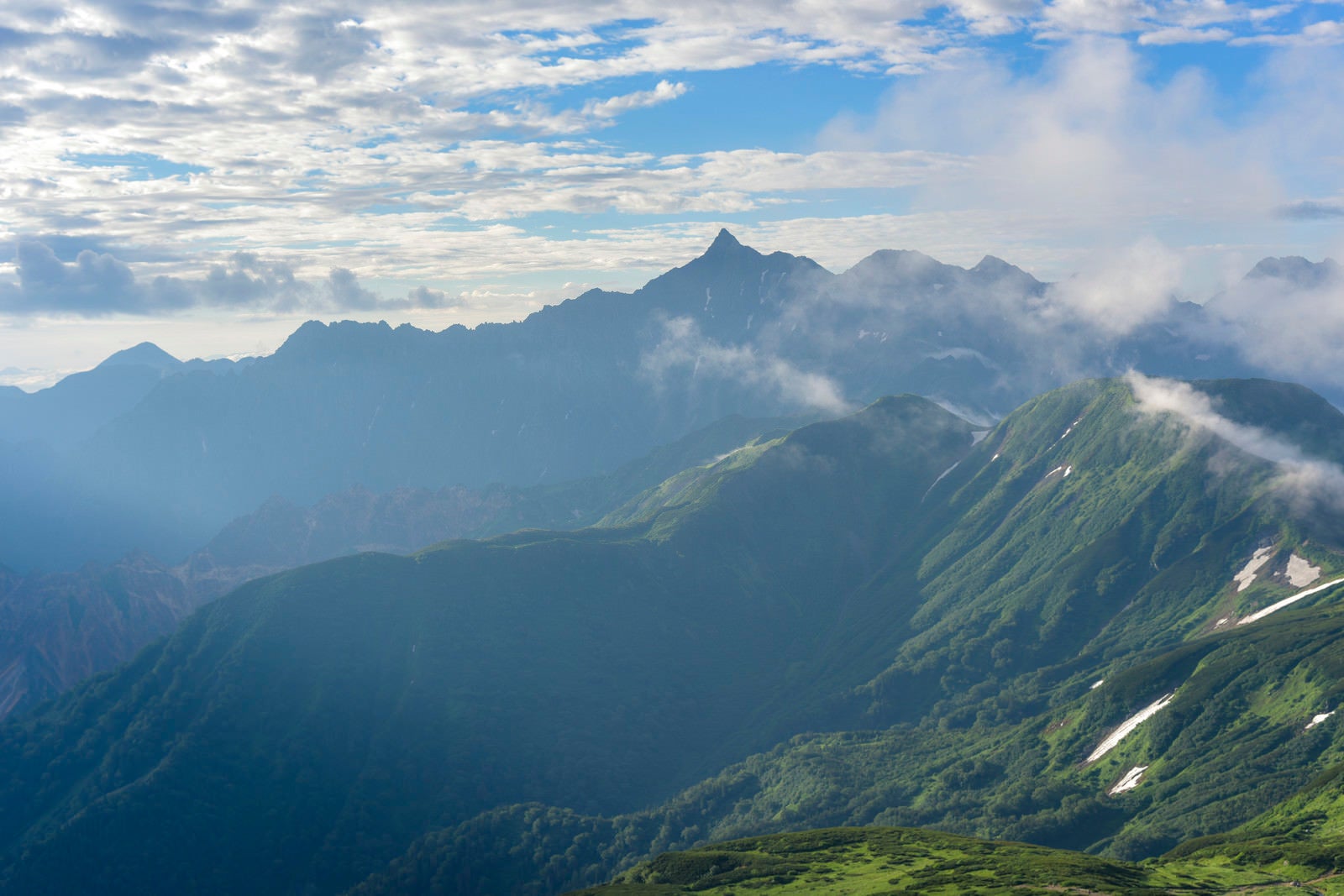 「三俣蓮華岳山頂から見る早朝の槍ヶ岳（水晶岳）」の写真