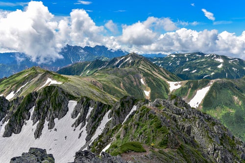 水晶岳山頂から見る鷲羽岳と北アルプス南部の景色の写真