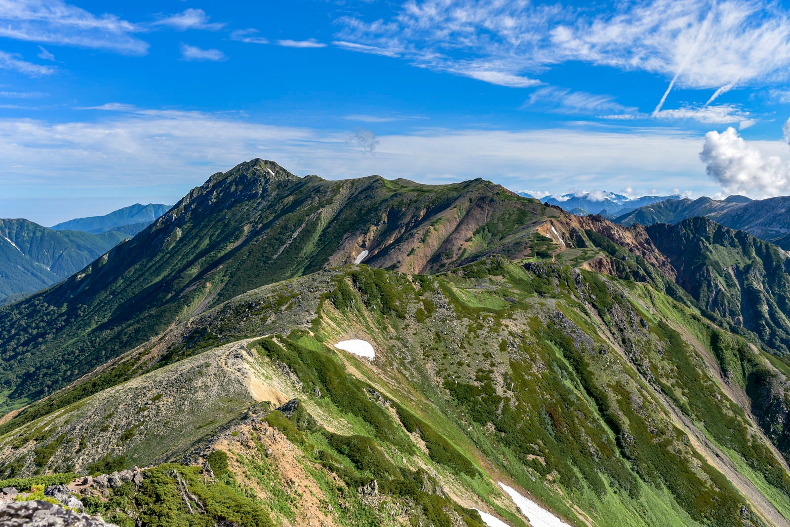 「鷲羽岳から水晶岳へと続く稜線」の写真
