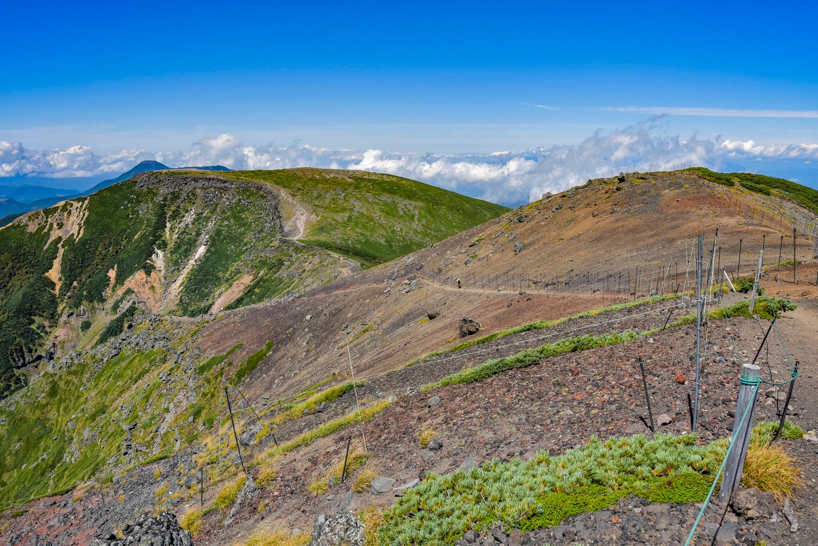 「なだらかな稜線が続く硫黄岳の稜線（赤岳）」の写真