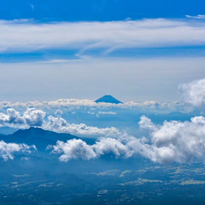 八ヶ岳から見るとシルエットだけが見える富士山（赤岳）の写真