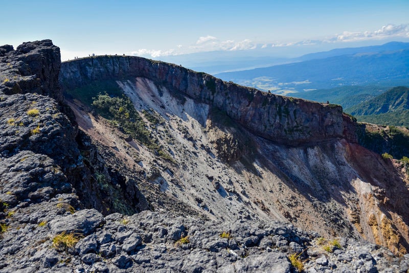 大迫力の硫黄岳爆裂火口（赤岳）の写真