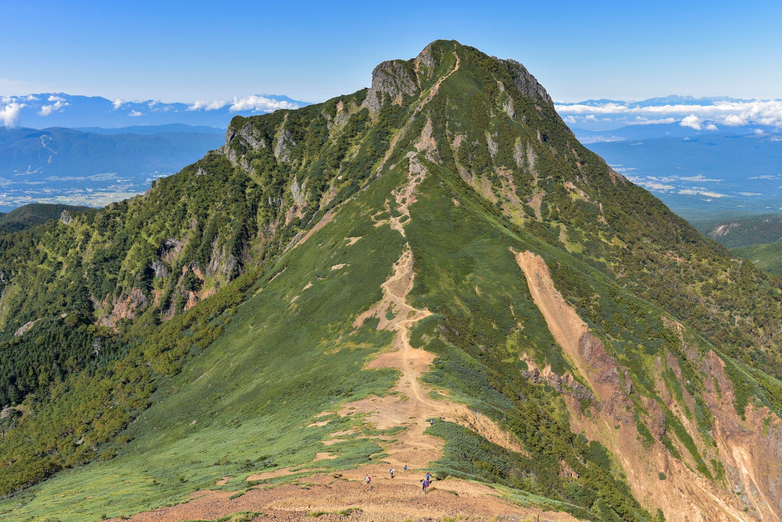 「文三郎尾根を登る登山者と阿弥陀岳の景色（赤岳）」の写真