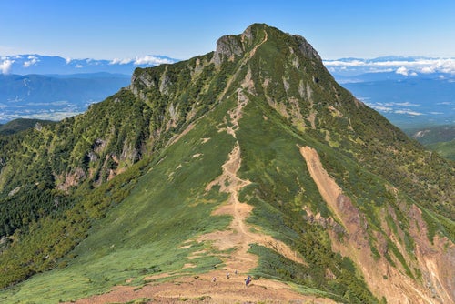 文三郎尾根を登る登山者と阿弥陀岳の景色（赤岳）の写真