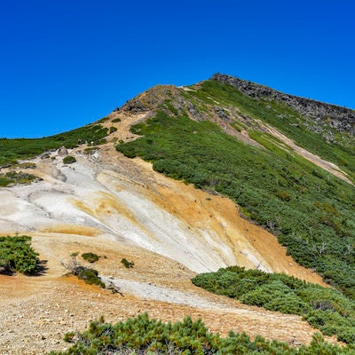 晴天の硫黄岳登山道（赤岩の頭）の写真