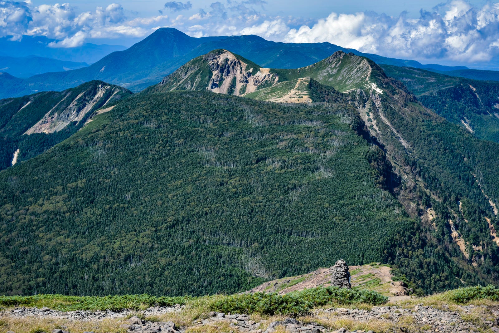 「横岳から見る北八ヶ岳方面の景色（赤岳）」の写真