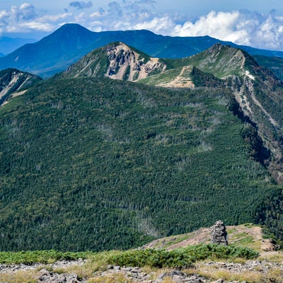 横岳から見る北八ヶ岳方面の景色（赤岳）の写真