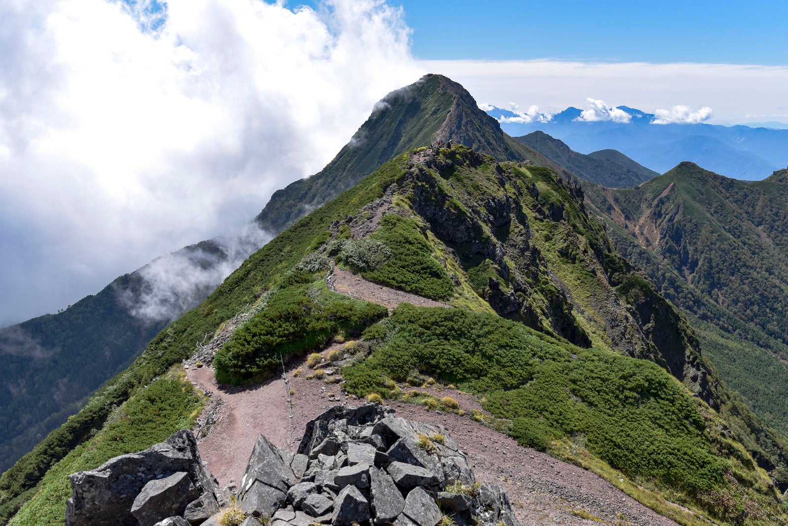 「横岳登山道から見る赤岳の景色」の写真