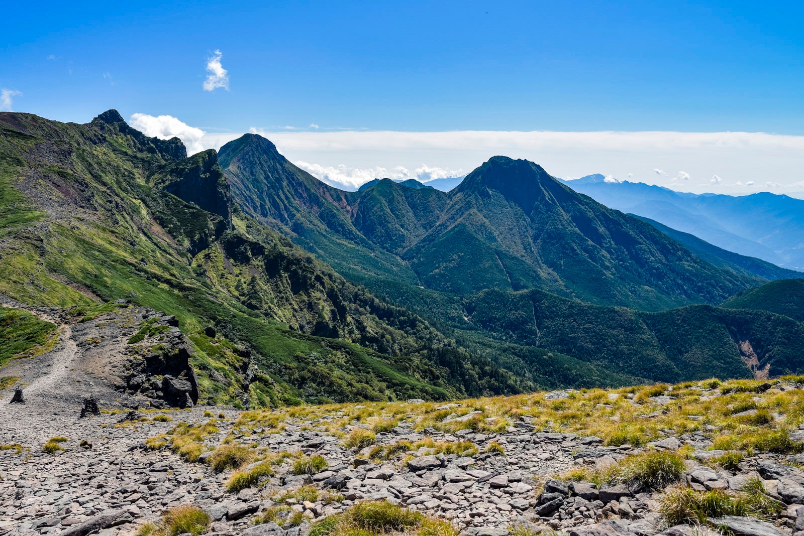 「硫黄岳からみる横岳と赤岳方面の景色」の写真