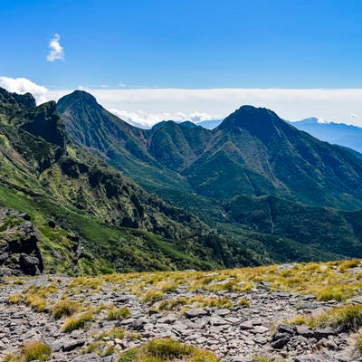 硫黄岳からみる横岳と赤岳方面の景色の写真