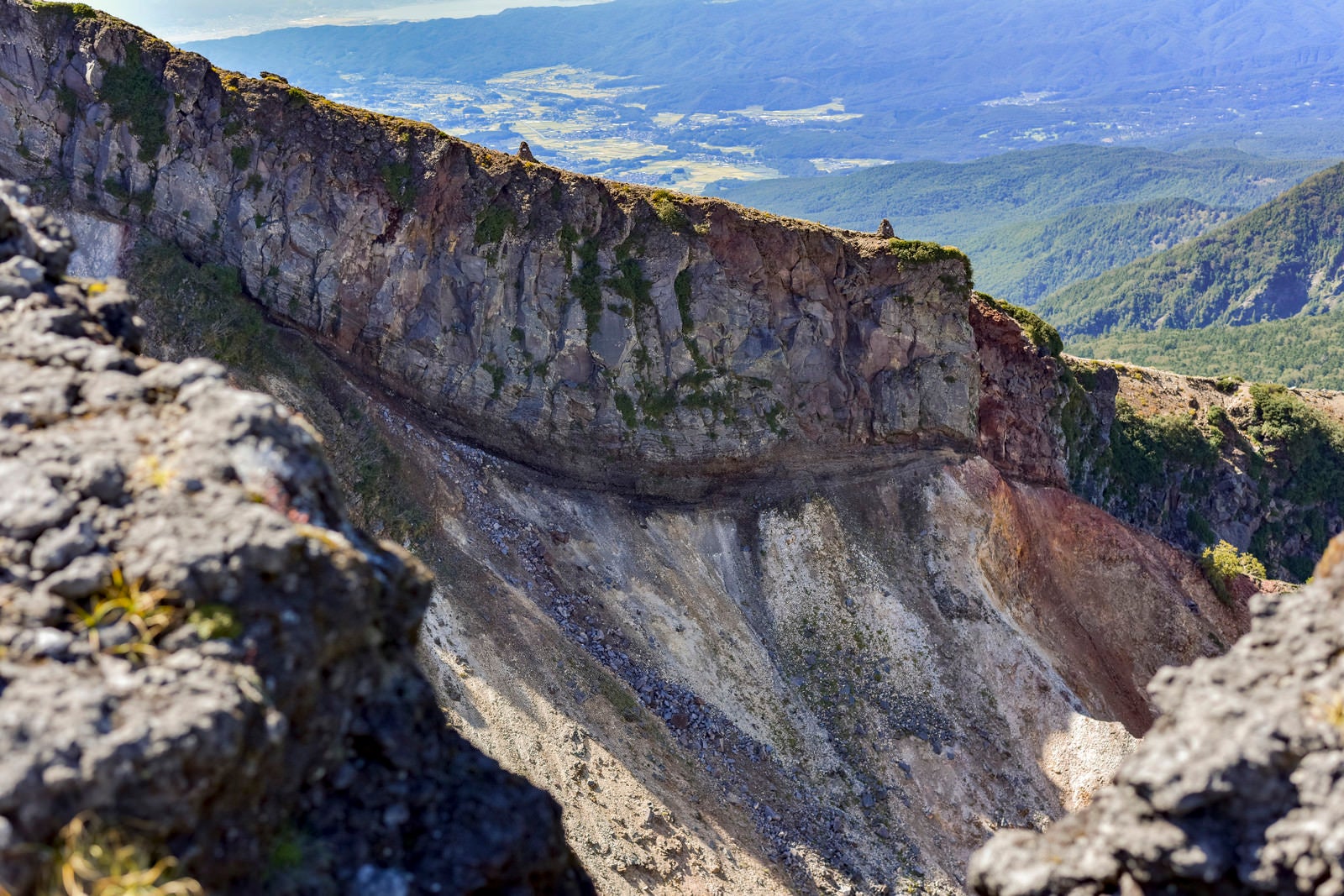 「硫黄岳の爆裂火口の壁（赤岳）」の写真