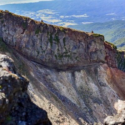 硫黄岳の爆裂火口の壁（赤岳）の写真