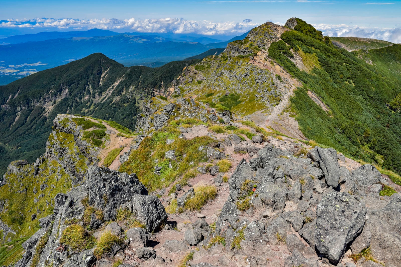 「硫黄岳へと向かう横岳の稜線の景色（赤岳）」の写真
