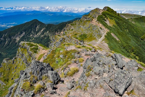 硫黄岳へと向かう横岳の稜線の景色（赤岳）の写真
