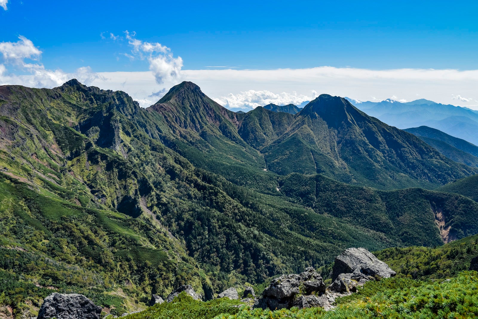 「硫黄岳赤岩の頭から見る八ヶ岳の展望」の写真