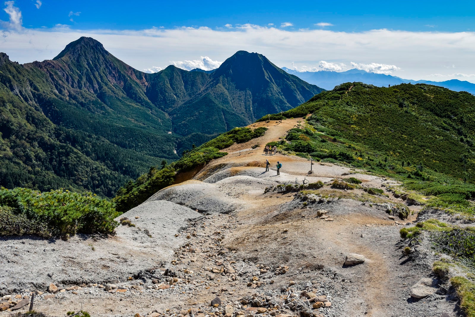 「赤岳を見ながら硫黄岳を登る登山者たち」の写真