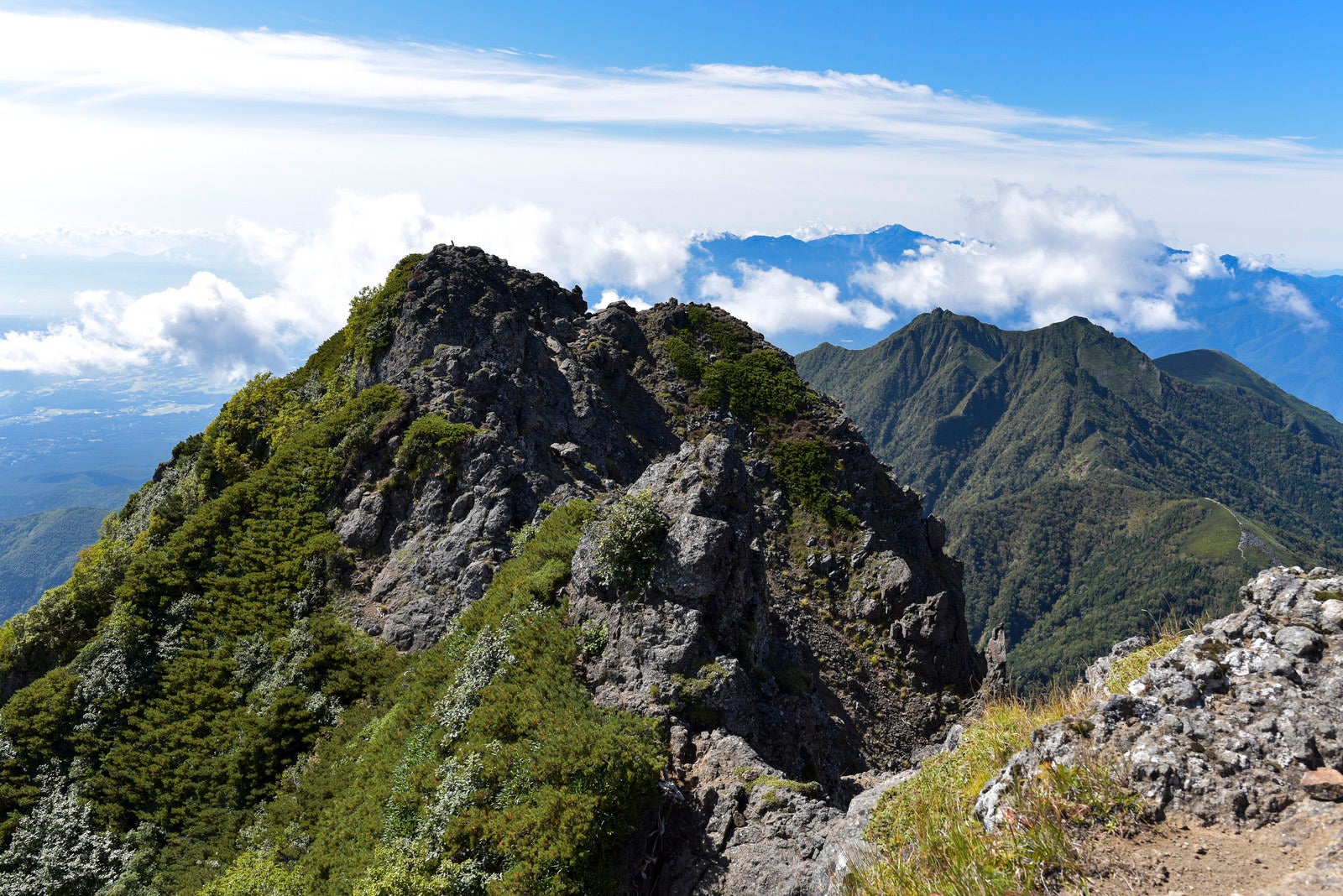 「赤岳山頂から見る権現岳方面と南アルプスの景色」の写真