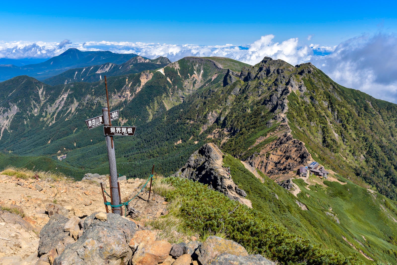 「赤岳山頂から見る横岳硫黄岳方面の稜線の景色」の写真