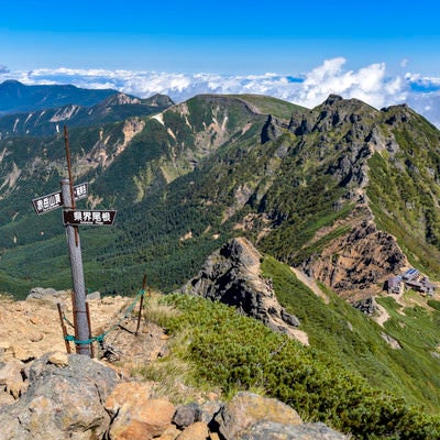 赤岳山頂から見る横岳硫黄岳方面の稜線の景色の写真