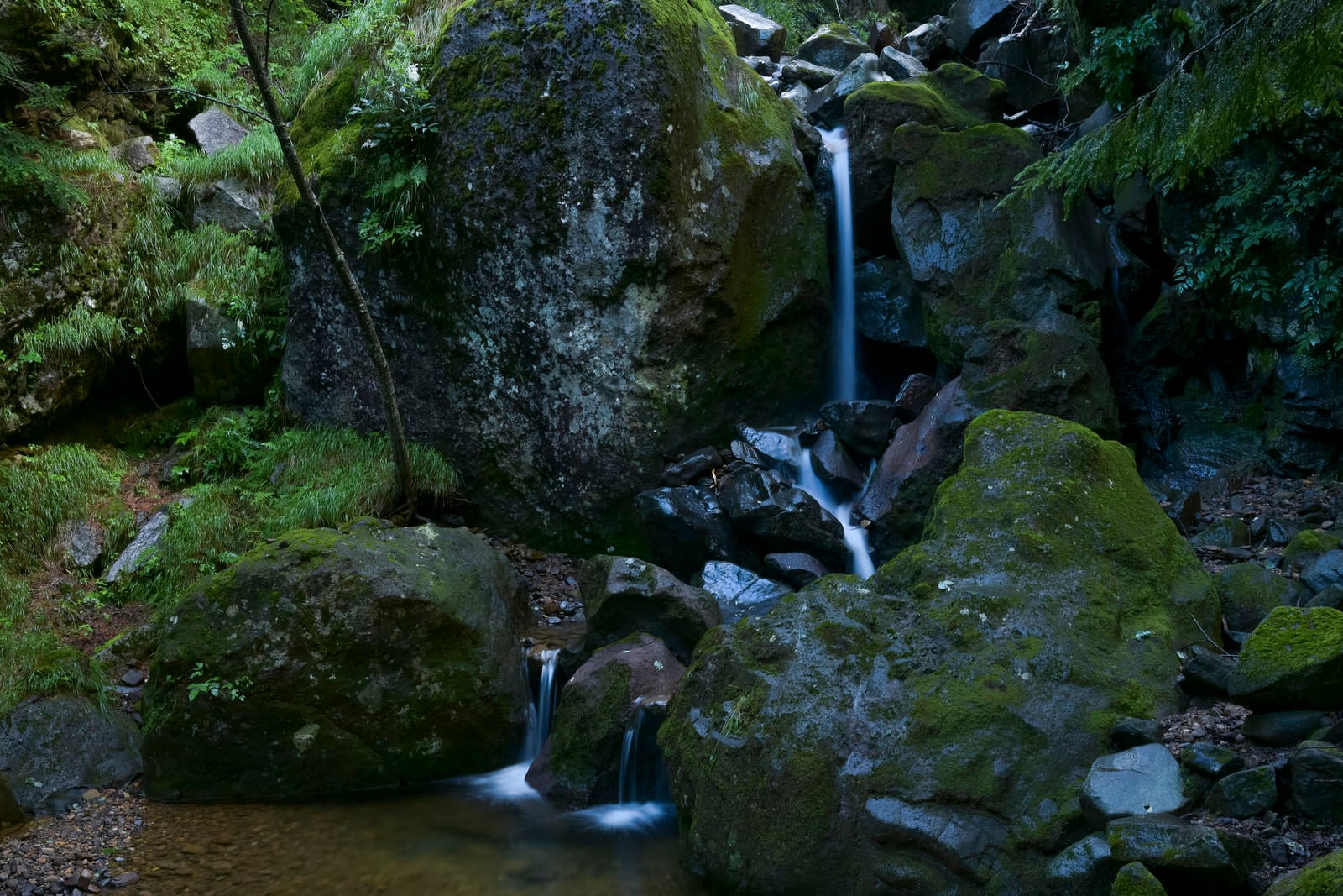 「赤岳登山道中の小さな滝」の写真