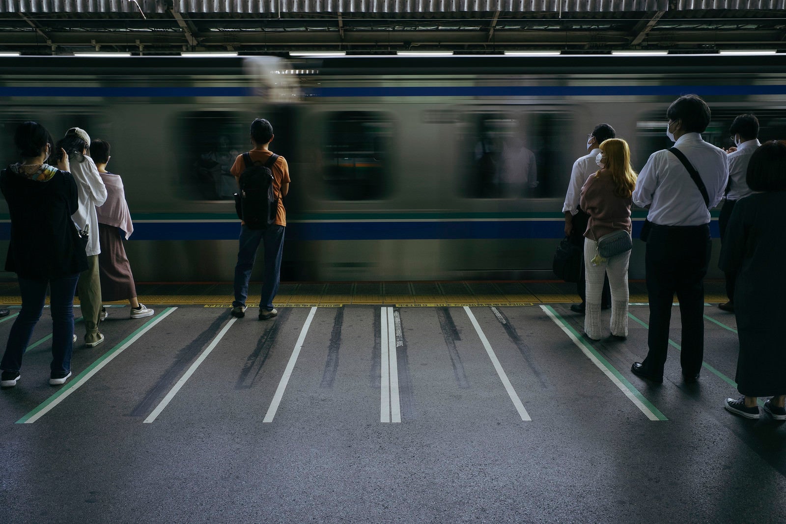 「通勤電車を待つ人々」の写真