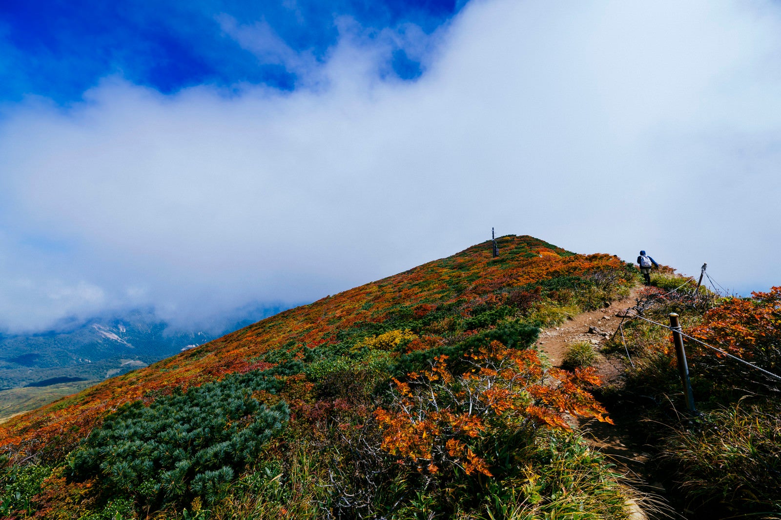 「雲の合間に見える栗駒山の紅葉」の写真