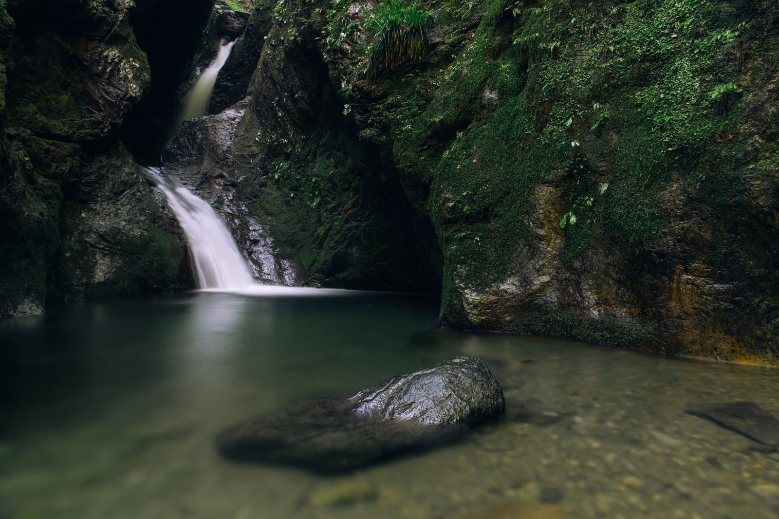 「ネジレの滝に浮かぶ岩と静かな水面」の写真
