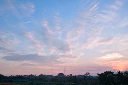 パステルカラーでさわやかな雰囲気の朝の空の写真