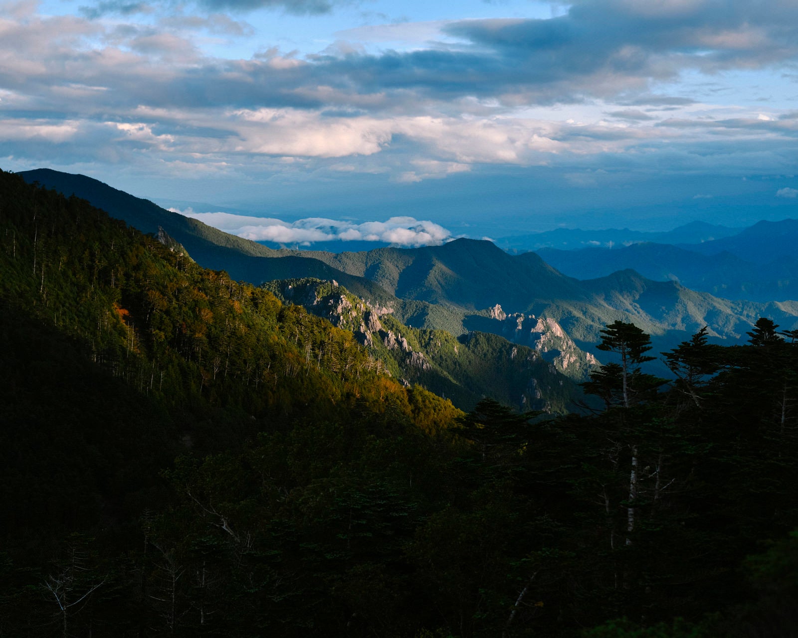 「国師岳から見る小川山方面の景色」の写真