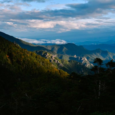 国師岳から見る小川山方面の景色の写真