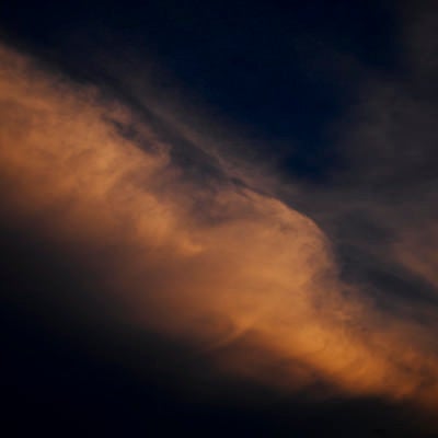 夕日で赤く照らされる雲の素肌の写真