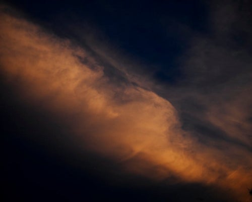夕日で赤く照らされる雲の素肌の写真